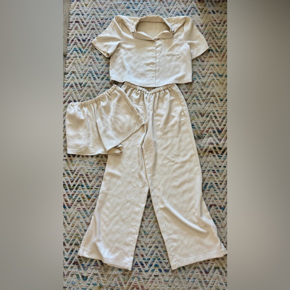 Fabletics Flourish Pajama 3 Piece Set in Tapioca - Picture 1 of 5